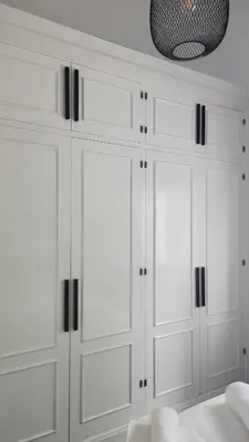 a room with white cabinets and a chandelier at Villa Yoli 26 con Piscina y Jardin cerca de la Playa in Chiclana de la Frontera