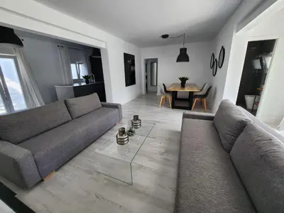 a living room with a couch and a table at Villa Yoli 26 con Piscina y Jardin cerca de la Playa in Chiclana de la Frontera