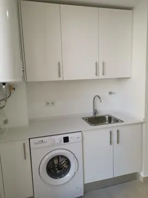 a white kitchen with a washing machine and a sink at Apartamento Cream MRZ Rentals in Jerez de la Frontera