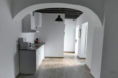 a kitchen with white walls and an arched ceiling at La Fuente Apartamento Jerez in Jerez de la Frontera