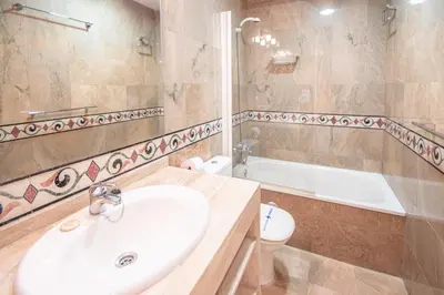 a bathroom with a sink and a tub and a toilet at Apartamento El Meridiano de Cadiz in Cádiz