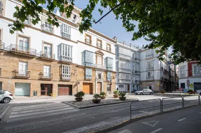 an empty street in front of a large building at Apartamento El Meridiano de Cadiz in Cádiz