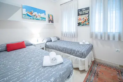 a bedroom with two twin beds with towels at Apartamento El Meridiano de Cadiz in Cádiz