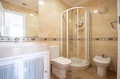 a bathroom with a toilet and a shower and a sink at Apartamento El Meridiano de Cadiz in Cádiz