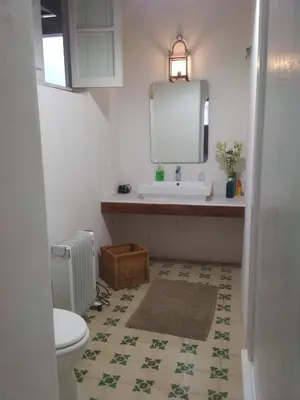 a bathroom with a sink and a mirror and a toilet at HABITACION POLEO in Sanlúcar de Barrameda