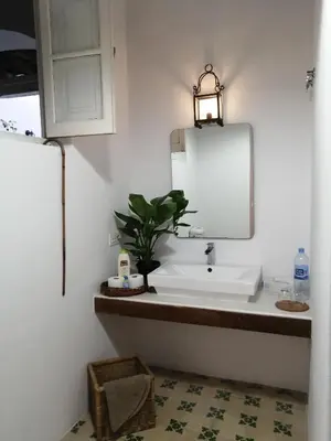 a bathroom with a sink and a mirror at HABITACION POLEO in Sanlúcar de Barrameda