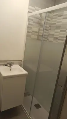 a bathroom with a sink and a shower at Apartamento Nayca in Jerez de la Frontera