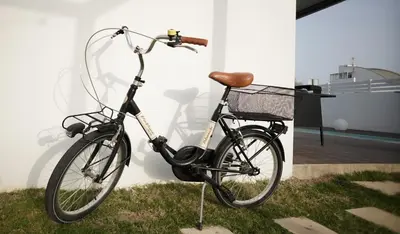 a bike with a basket attached to a wall at VILLA ANYWAY CONIL Un lujo frente al mar in Conil de la Frontera