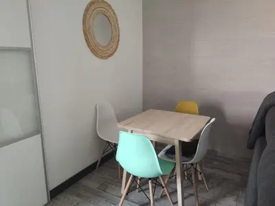 a table and four chairs in a room at Ohana in San Fernando