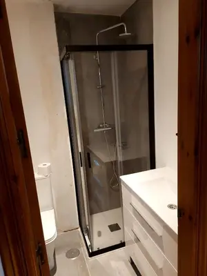 a bathroom with a shower and a toilet and a sink at DUPLEX BAHIA SuR RESERVA DE CONFI-ANZA in San Fernando