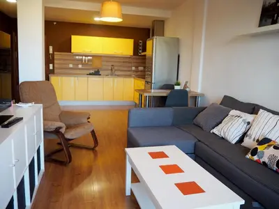 a living room with a couch and a kitchen at Loft con encanto cerca del centro + Parking in Jerez de la Frontera