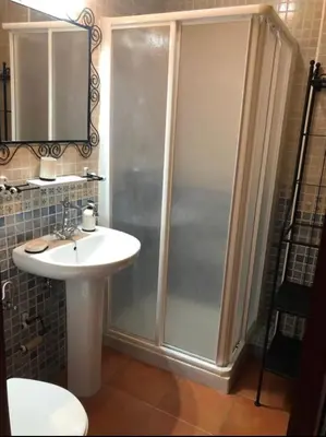 a bathroom with a shower and a sink at Chipiona Apartamento Bajo Centro Parking Incluido WiFi GRATIS in Chipiona
