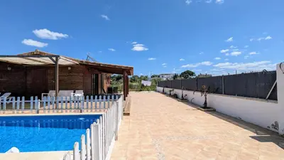a villa with a swimming pool and a fence at Conil, 5min centro, playas in Conil de la Frontera