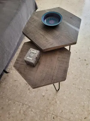 a wooden coffee table with a blue plate on top at La Costilla centro y playa in Rota