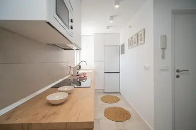 a bathroom with two white bowls on a wooden floor at SibsSanlucar Casa Manuela - Céntrico - Vistas Coto Doñana in Sanlúcar de Barrameda
