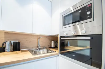 a kitchen with a sink and a microwave at Apartamento Sunset Cádiz in Cádiz