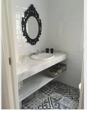 a bathroom with a sink and a mirror at Disfrutar de Sanlucar de Barrameda in Sanlúcar de Barrameda