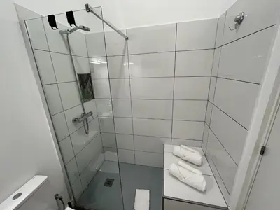 a bathroom with a shower with two folded towels at CAMASanlúcar in Sanlúcar de Barrameda