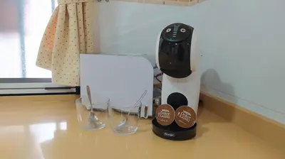 a coffee maker and two glasses on a counter at Sherryflat Laurel in Jerez de la Frontera