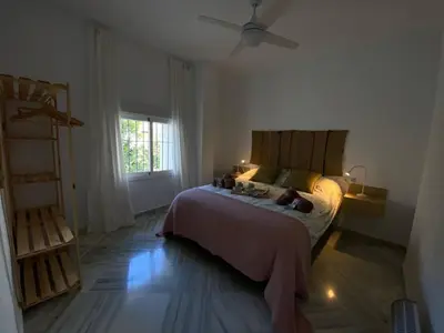 a bedroom with a bed and a ceiling fan at Apartamento en calle Ancha, en pleno centro in Sanlúcar de Barrameda