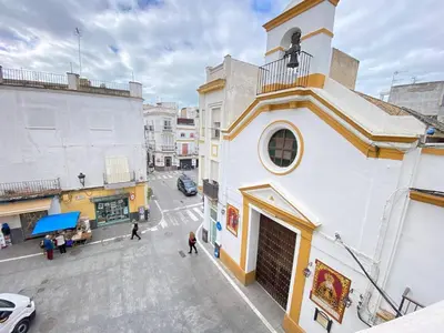 an overhead view of a city street with a building at Apartamento Trascuesta, PLENO CENTRO in Sanlúcar de Barrameda