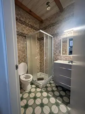 a bathroom with a shower and a toilet and a sink at CASITA CÉNTRICA Corro de Bolos in Sanlúcar de Barrameda