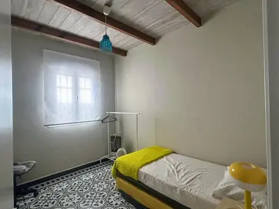 a small bedroom with a bed and a window at CASITA CÉNTRICA Corro de Bolos in Sanlúcar de Barrameda