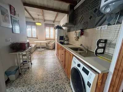 a kitchen with a sink and a washing machine at CASITA CÉNTRICA Corro de Bolos in Sanlúcar de Barrameda