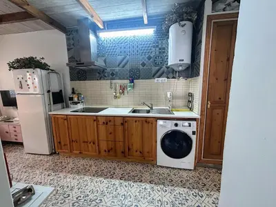 a kitchen with a sink and a washing machine at CASITA CÉNTRICA Corro de Bolos in Sanlúcar de Barrameda