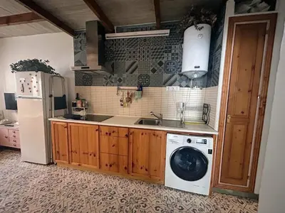 a kitchen with a sink and a washing machine at CASITA CÉNTRICA Corro de Bolos in Sanlúcar de Barrameda