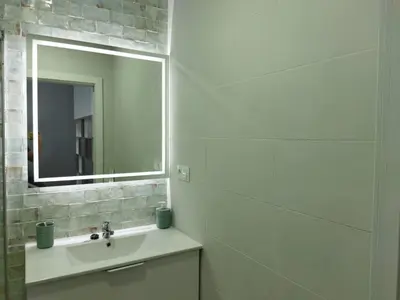 a bathroom with a sink and a mirror at Apartamento Mar I in San Fernando