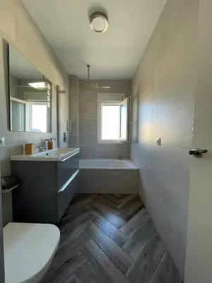 a bathroom with a tub and a sink and a toilet at Piso playa Maktub in Puerto Real