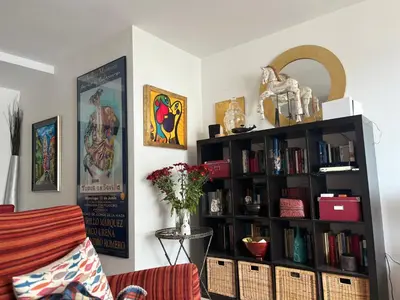 a living room with a book shelf filled with books at Quito in El Puerto de Santa María
