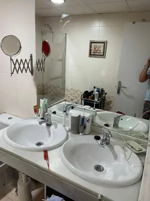 a bathroom with two sinks and a mirror at Quito in El Puerto de Santa María