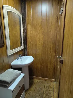a bathroom with a white sink and a mirror at Bungalow para quienes buscan tranquilidad in Chiclana de la Frontera