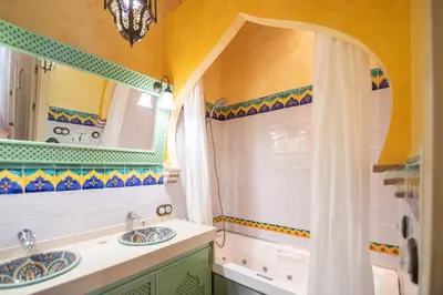 a bathroom with two sinks and a mirror at Apartamento Sherezade y la ciudad de Cádiz in Cádiz