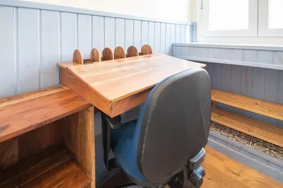 a wooden desk with a chair in a room at Apartamento Sherezade y la ciudad de Cádiz in Cádiz