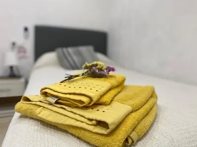 a pile of towels sitting on top of a bed at Alojamiento Cazón, Jerez Centro in Jerez de la Frontera