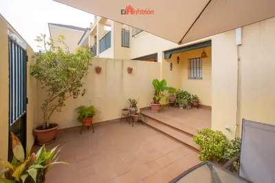 an empty courtyard of a building with plants at El Anfitrión - Dúplex Doña Ana in Sanlúcar de Barrameda