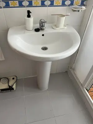 a white bathroom sink with two toilets on it at ACOGEDOR APARTAMENTO EN SANLUCAR DE BARRAMEDA in Sanlúcar de Barrameda