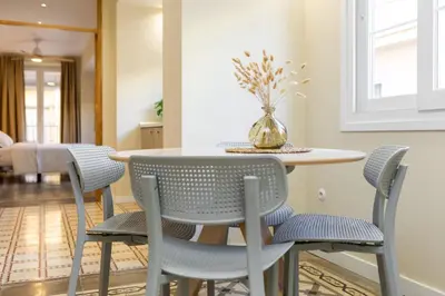a dining room with a table and chairs at Sherryflat Alma in Jerez de la Frontera