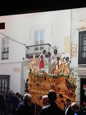 a crowd of people standing around a large cake at CASA PALACIO CABALLEROS 7 con Parking in Sanlúcar de Barrameda