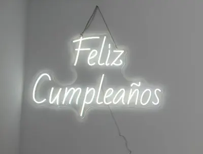 a neon sign that reads fitzim cimensions at Jacuzzi Amanecer de Plata Decoración Romántica in Chiclana de la Frontera