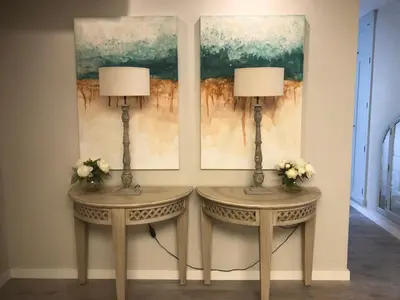 two tables with lamps on them in a room at Ático San Juan in Sanlúcar de Barrameda