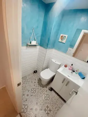 a bathroom with a white toilet and a sink at Texas Life Apartamento Centro Jerez in Jerez de la Frontera