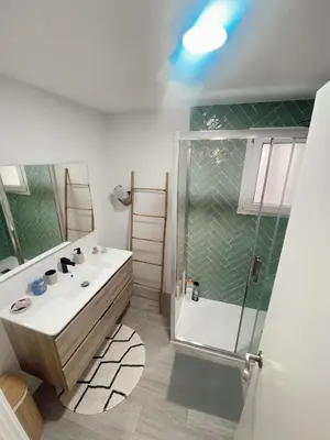 a bathroom with a sink and a shower at Texas Life Apartamento Centro Jerez in Jerez de la Frontera