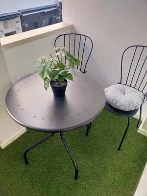 two chairs and a table with a potted plant on it at BASTINAZO ALOHADREAM - PREMIUM - La mejor ubicación con Aire Acondicionado, Insonorización, Terraza y Equipamiento en El Puerto de Santa María - Grupo de solo menores de 25 no aceptados salvo fianza adicional in El Puerto de Santa María