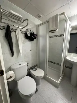 a bathroom with a toilet and a shower and a sink at BASTINAZO ALOHADREAM - PREMIUM - La mejor ubicación con Aire Acondicionado, Insonorización, Terraza y Equipamiento en El Puerto de Santa María - Grupo de solo menores de 25 no aceptados salvo fianza adicional in El Puerto de Santa María
