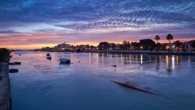 a body of water with boats in it at sunset at BASTINAZO ALOHADREAM - PREMIUM - La mejor ubicación con Aire Acondicionado, Insonorización, Terraza y Equipamiento en El Puerto de Santa María - Grupo de solo menores de 25 no aceptados salvo fianza adicional in El Puerto de Santa María