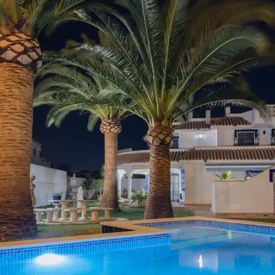Villa La Contenta jardín y piscina en Conil centro